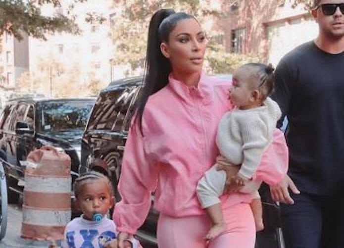Kim Kardashian maman : elle anticipe les critiques sur l’éducation de ses enfants