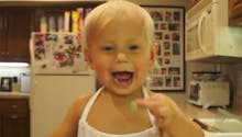 A 2 ans, ce petit cuistot est une star du web, et il est adorable ! (vidéos)