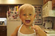 A 2 ans, ce petit cuistot est une star du web, et il est adorable ! (vidéos)