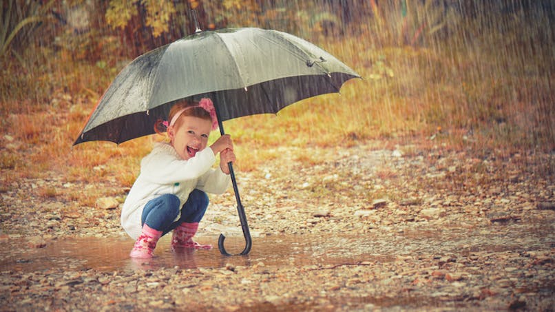un enfant sous un parapluie