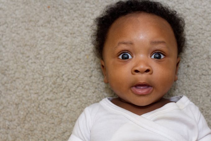 un bébé qui ouvre de grands yeux surpris