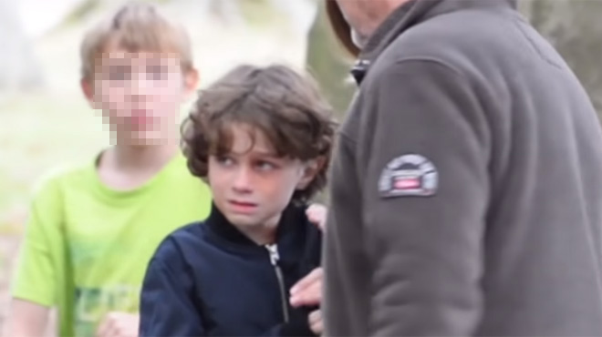 Enfant Maltraite Dans La Rue Et Vous Comment Auriez Vous Reagi Video Parents Fr