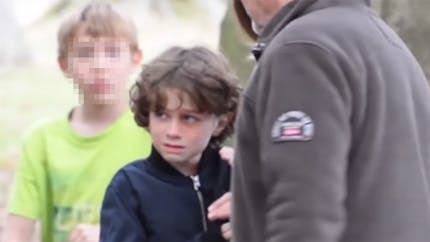 Un père maltraite son enfant en pleine rue : une caméra cachée pour vous faire réagir