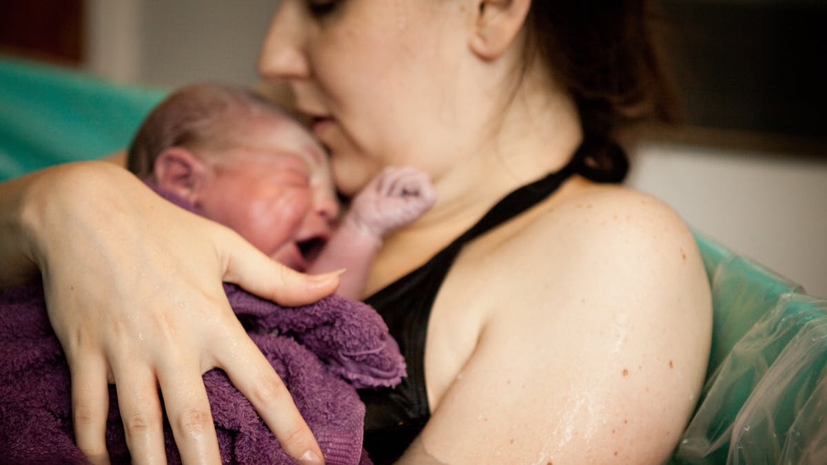 Accouchement : les bébés nés à domicile auraient un microbiote plus riche