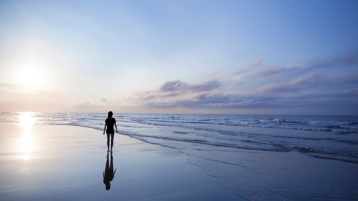 femme marchant sur le sable 