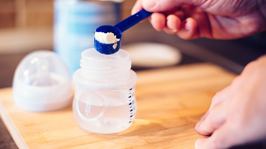 préparation de biberon de lait infantile