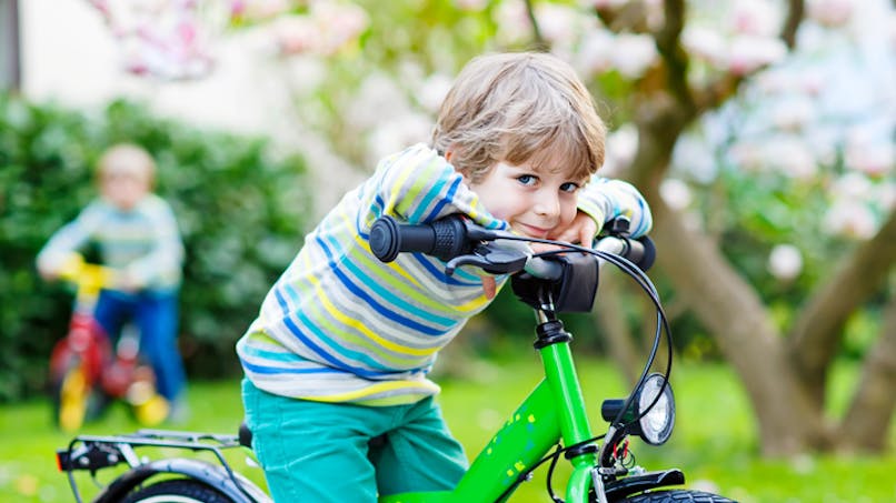 garçon sur un vélo vert
