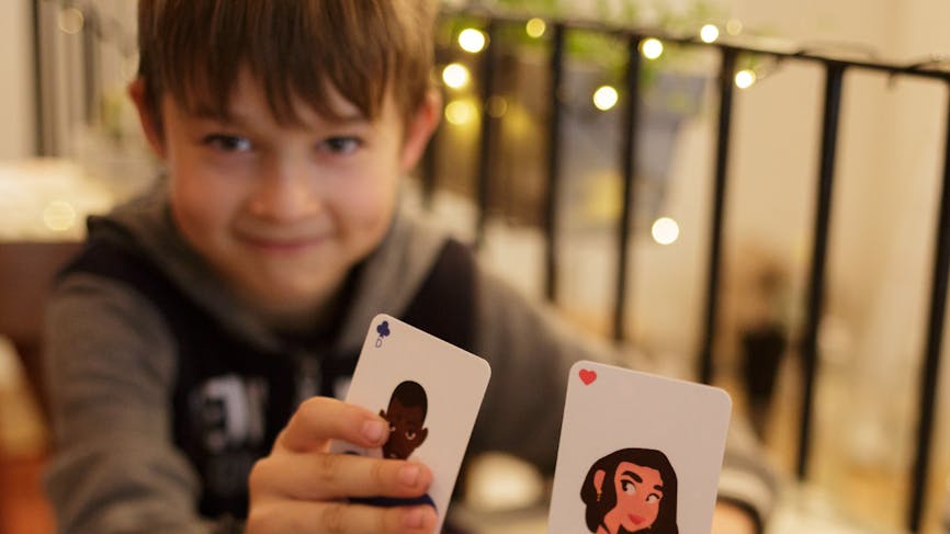 enfants qui jouent au jeu de cartes la bataille féministe