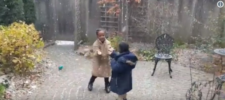 enfants jouent dans la neige