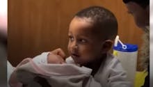 Ce petit garçon voit sa petite sœur pour la première fois : sa réaction est craquante (vidéo)