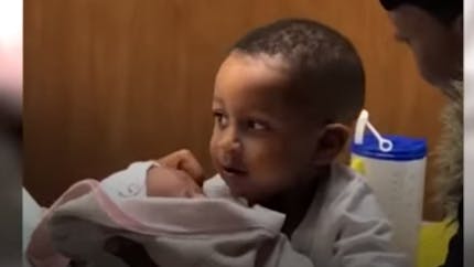 Ce petit garçon voit sa petite sœur pour la première fois : sa réaction est craquante (vidéo)