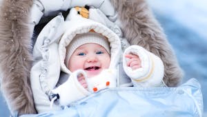 Sortir son bébé quand il fait froid : les bons gestes à adopter