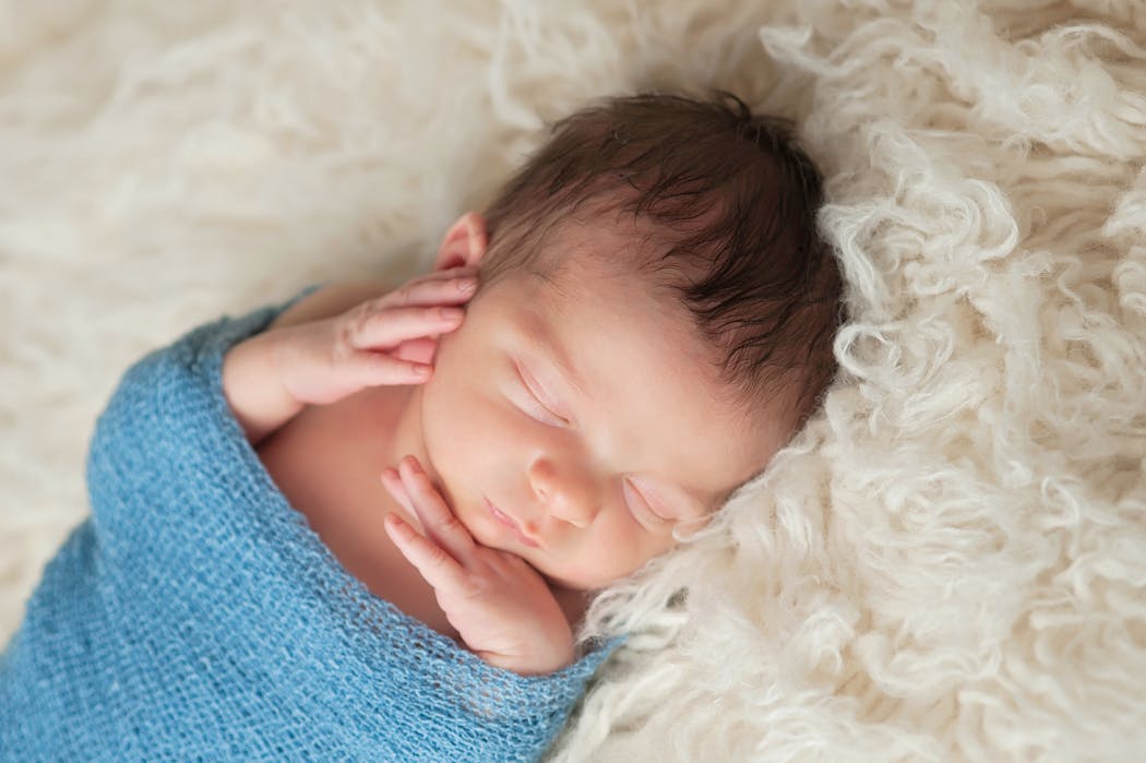 bébé boit son biberon