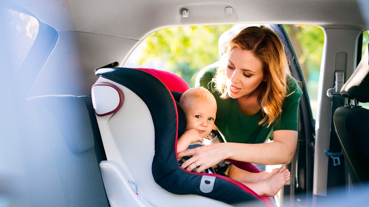 bébé et siège auto