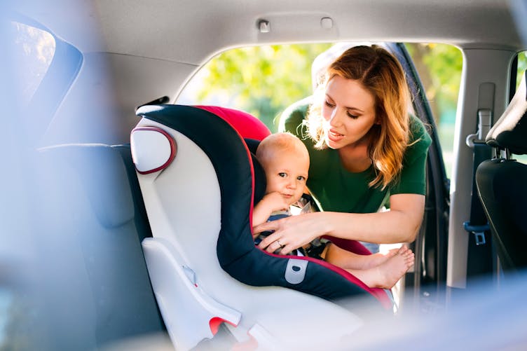 bébé et siège auto