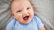 Ce bébé riait 17 heures par jour à cause d'une tumeur au cerveau