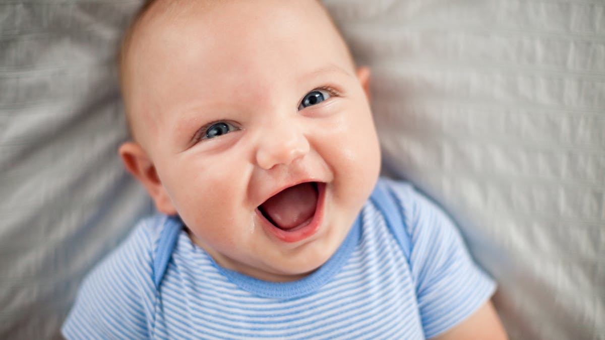 un bébé rit 17 heures par jour