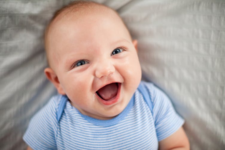 un bébé rit 17 heures par jour
