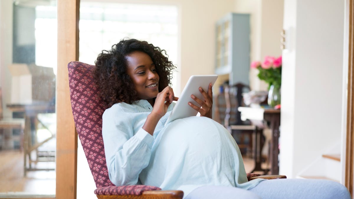 femme enceinte repose tablette ordinateur