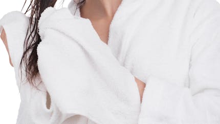 6 raisons de ne pas se coucher avec les cheveux mouillés