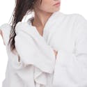 6 raisons de ne pas se coucher avec les cheveux mouillés
