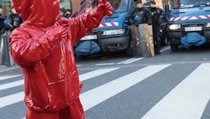 Toulouse : en pleine manif des lycéens, un enfant fait face aux CRS avec un lance-cœur (photos)