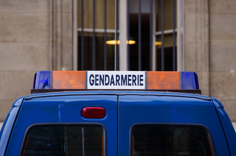 Montpellier : deux gendarmes aident une future maman à accoucher sur le parking de la maternité