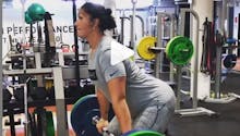 Championne de lancer de poids, enceinte, elle continue son entraînement (vidéos)