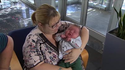 Insolite Naissance D Un Bebe De 6 4 Kilos Video Parents Fr Insolite Naissance D Un Bebe De 6 4 Kilos Video Parents Fr