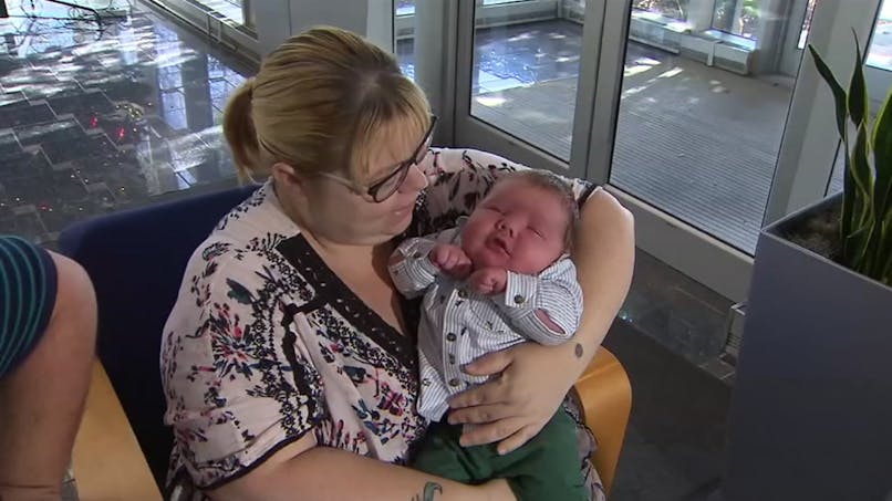 Insolite Naissance D Un Bebe De 6 4 Kilos Video Parents Fr Insolite Naissance D Un Bebe De 6 4 Kilos Video Parents Fr