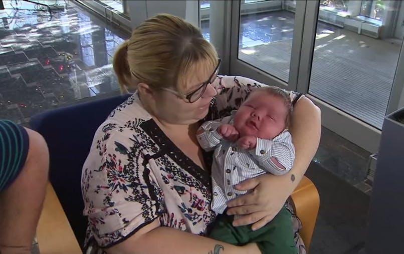 Insolite Naissance D Un Bebe De 6 4 Kilos Video Parents Fr Insolite Naissance D Un Bebe De 6 4 Kilos Video Parents Fr