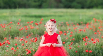 petite fille dans un champ de fleurs 