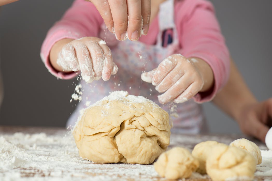 enfant qui fait du pain