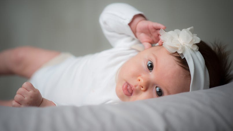 bébé avec noued dans les cheveux