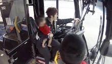 Une conductrice de bus sauve un bébé qui marchait seul dans la rue (vidéo)