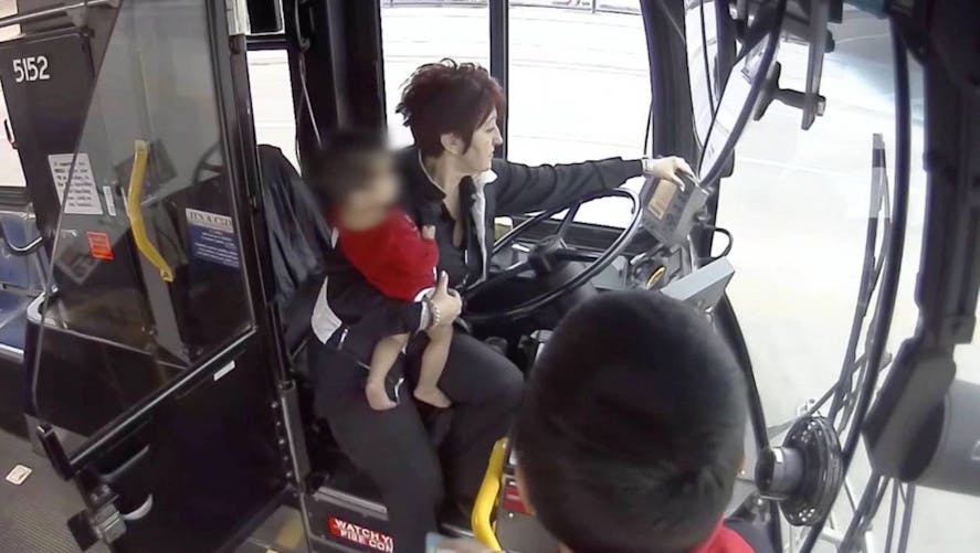 bébé sauvé par une chauffeuse de bus