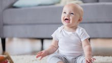 Le rire hystérique d’un bébé qui entend la voix de sa sœur pour la première fois (vidéo)
