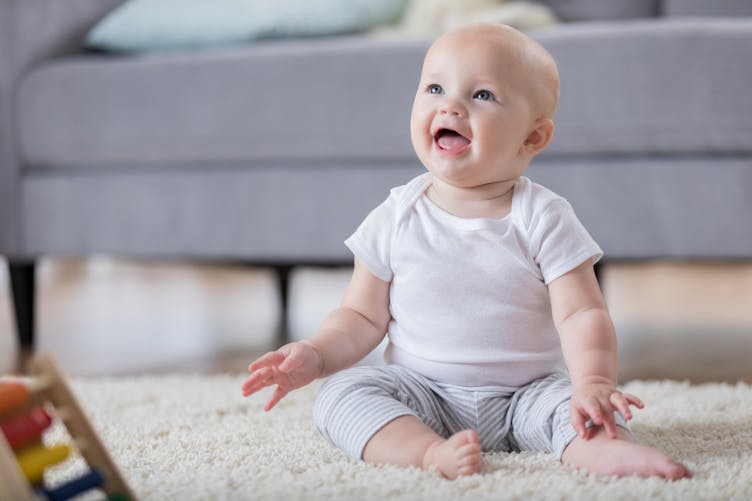 Le rire hystérique d’un bébé qui entend la voix de sa sœur pour la première fois (vidéo)