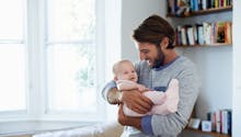 Congé paternité : plus de 60 % des 18-24 ans le veulent plus long !