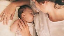 Nouveau-né : lui donner son premier bain un peu plus tard augmenterait le taux d'allaitement
