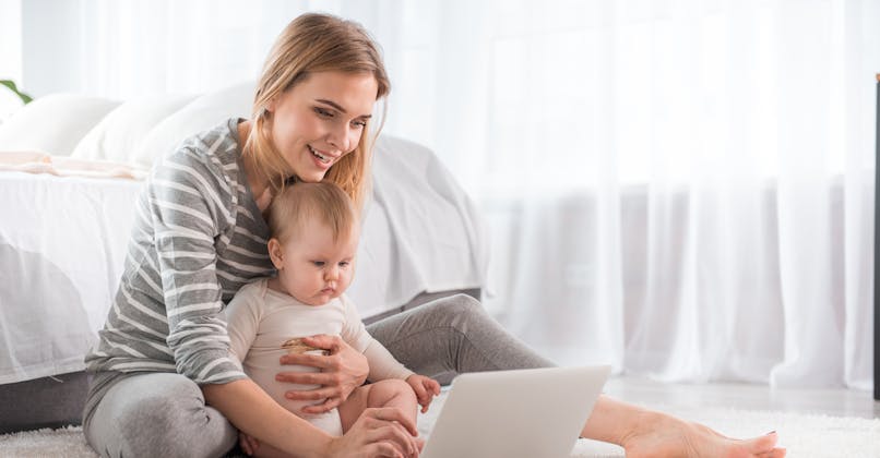 un bébé et sa mère devant un ordinateur