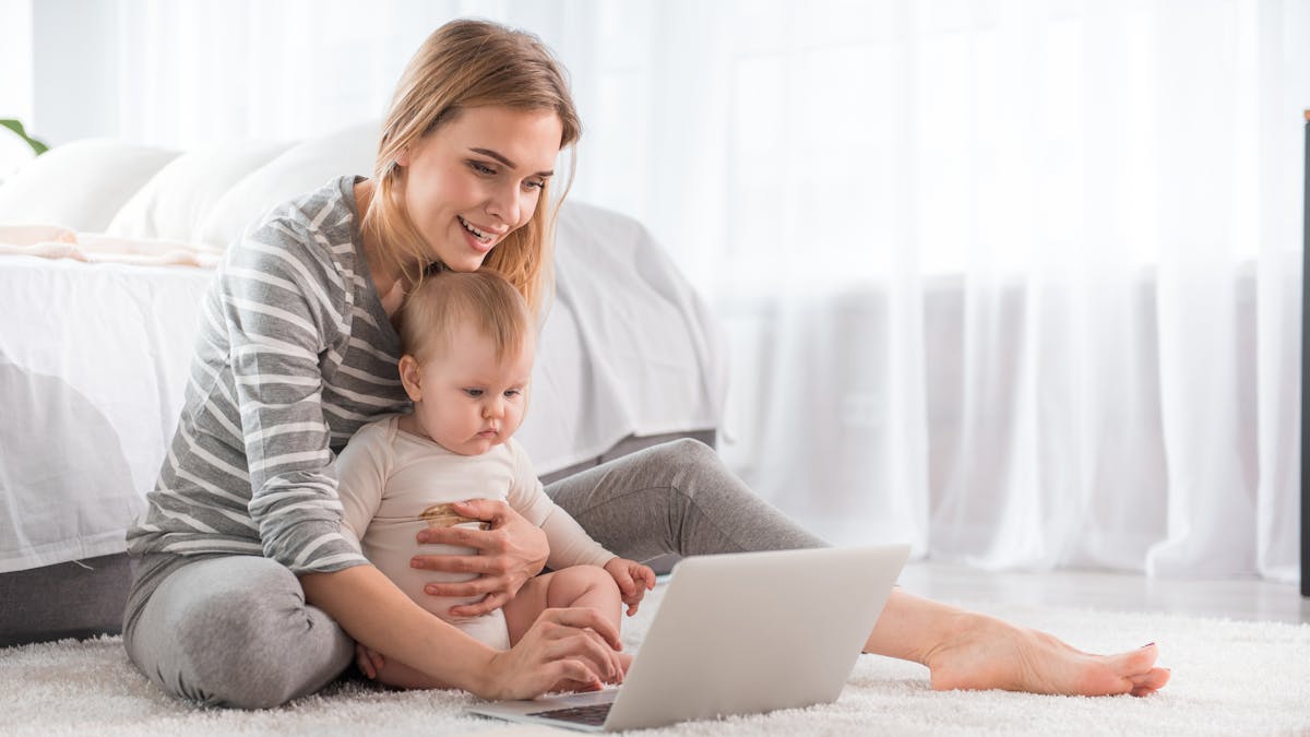 un bébé et sa mère devant un ordinateur