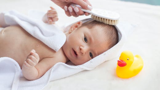 Cheveux de bébé : comment bien choisir sa brosse et son peigne ?
