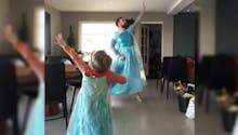 La danse d'un papa et de son petit garçon sur La Reine des Neiges fait le buzz (vidéo)
