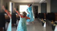 La danse d'un papa et de son petit garçon sur La Reine des Neiges fait le buzz (vidéo)