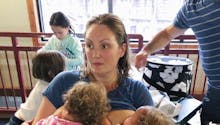 Allaitement : cette maman de jumelles veut changer les mentalités en partageant ses photos