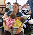 Allaitement : cette maman de jumelles veut changer les mentalités en partageant ses photos