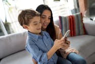 Réseaux sociaux : les parents y mentionneraient plus leurs fils que leurs filles