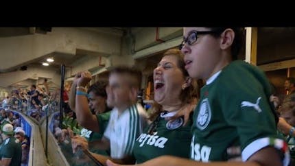 Cette maman commente les matchs de foot pour son fils aveugle (vidéo)