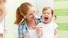 Hygiène dentaire : 40% des enfants feraient cette erreur dangereuse avec le dentifrice